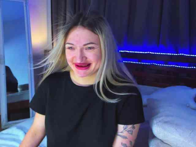 MikkiShows webcam
