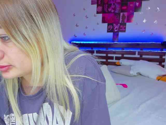 MikkiShows webcam