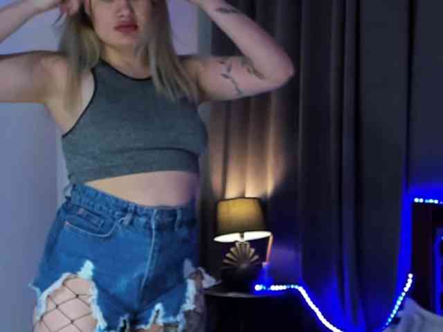 MikkiShows webcam