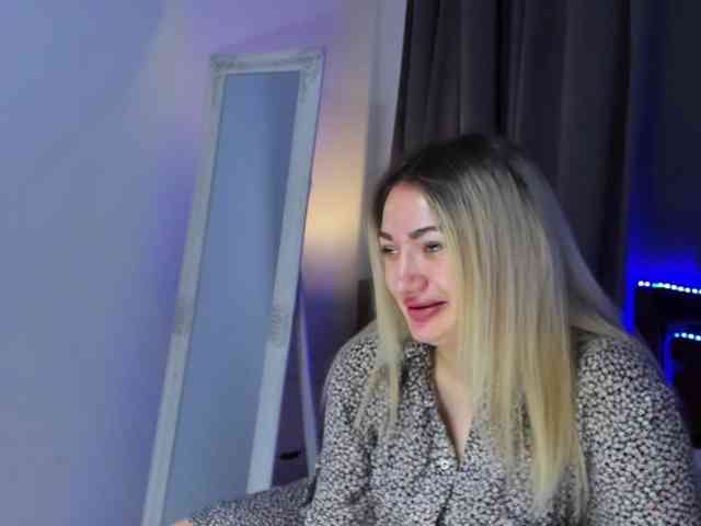 MikkiShows webcam