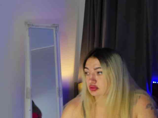 MikkiShows webcam