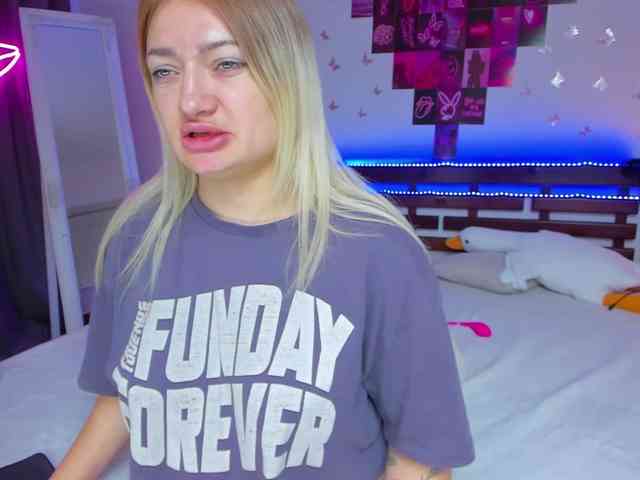 MikkiShows webcam