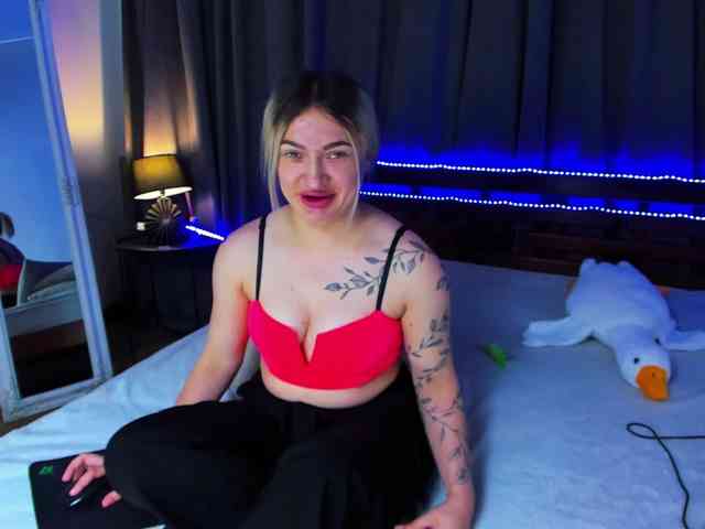 MikkiShows webcam