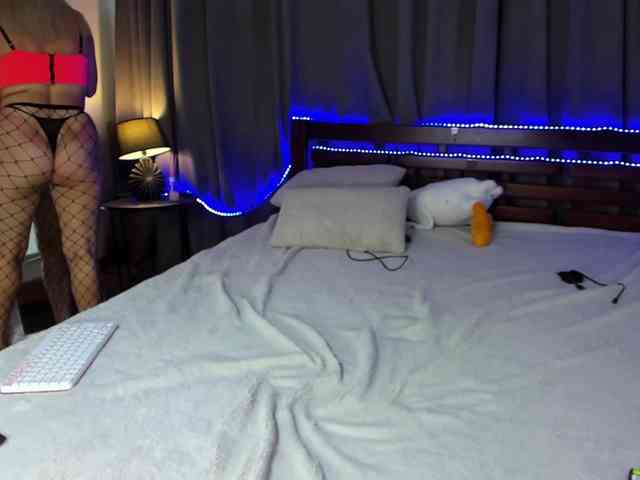 MikkiShows webcam