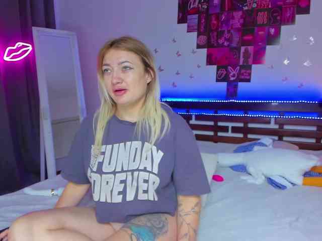 MikkiShows webcam