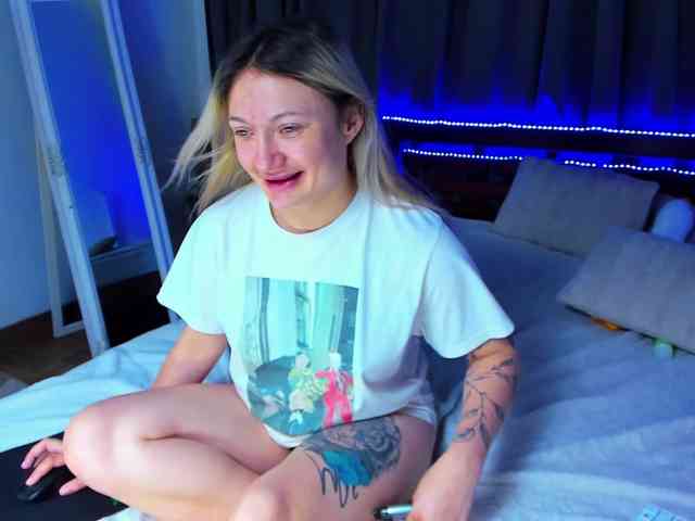 MikkiShows webcam