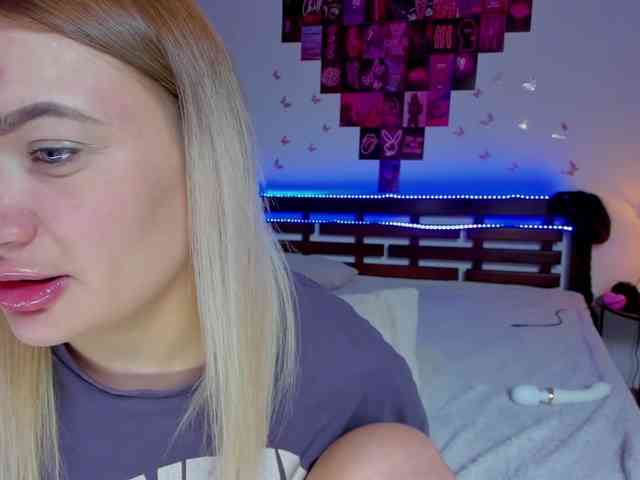 MikkiShows webcam