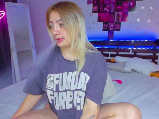 MikkiShows webcam