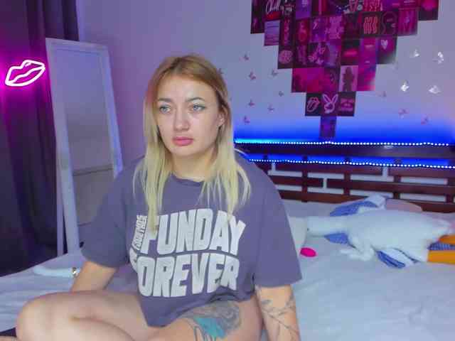 MikkiShows webcam