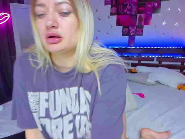 MikkiShows webcam