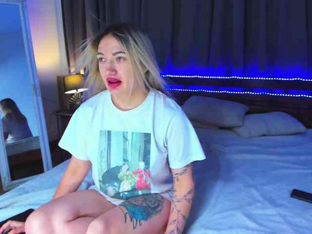 MikkiShows webcam