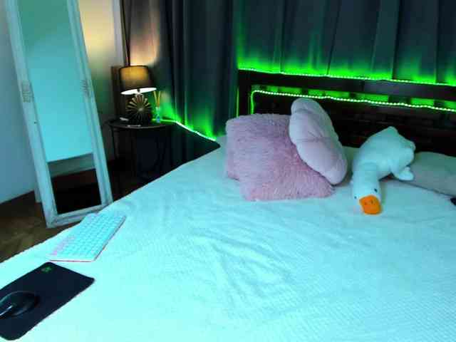 MikkiShows webcam