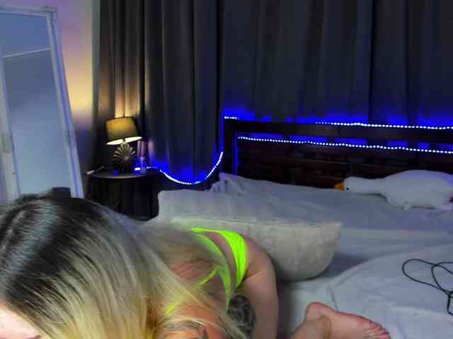 MikkiShows webcam