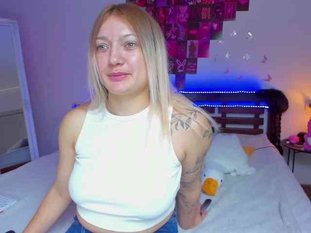 MikkiShows webcam