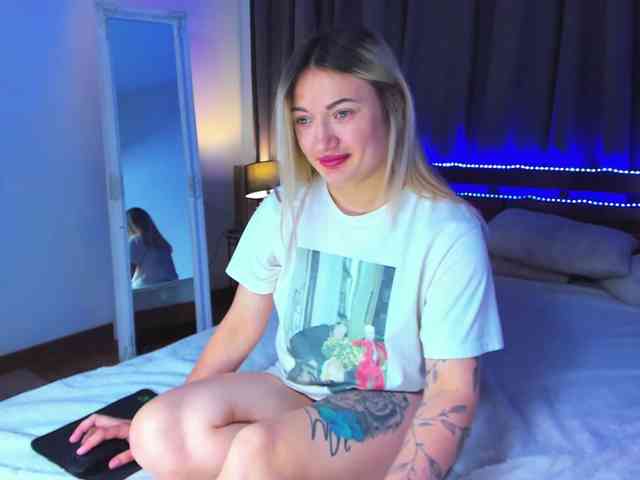 MikkiShows webcam