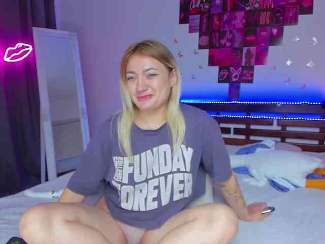 MikkiShows webcam