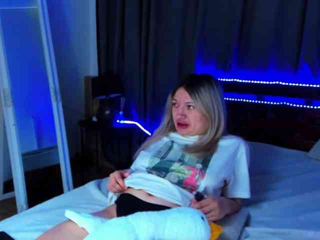 MikkiShows webcam