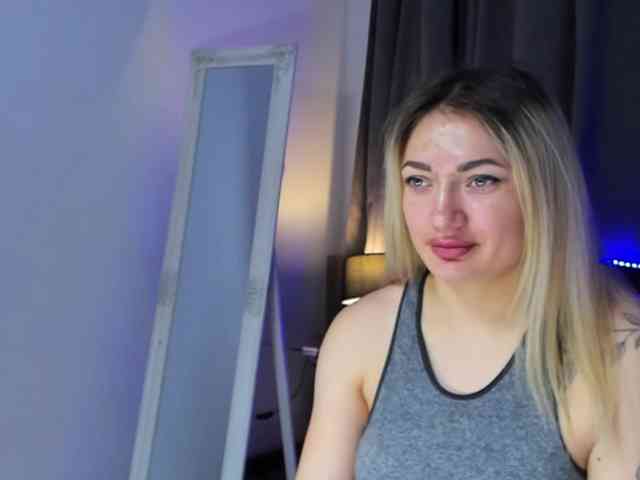 MikkiShows webcam
