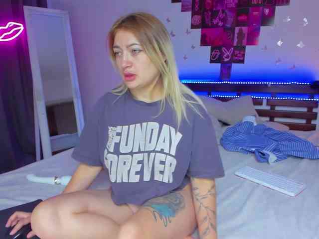 MikkiShows webcam