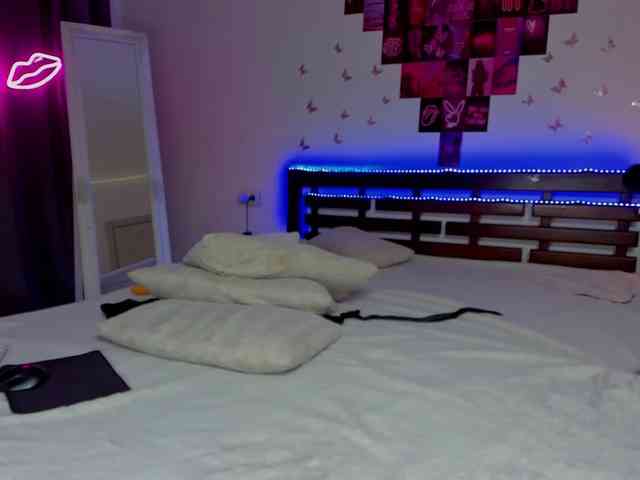 MikkiShows webcam