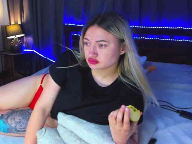 MikkiShows webcam