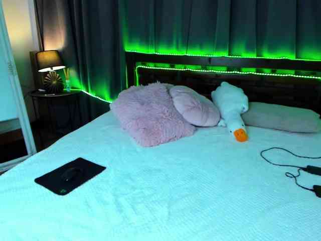 MikkiShows webcam