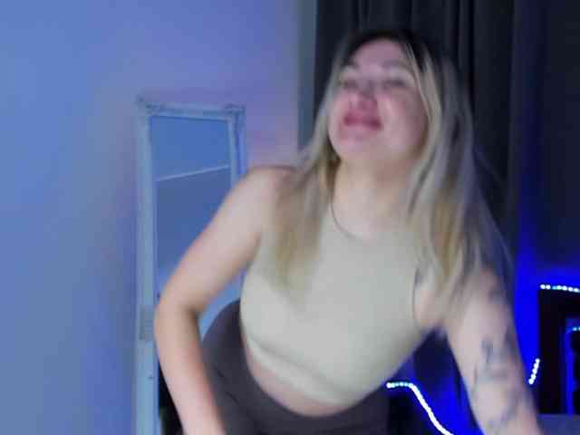 MikkiShows webcam