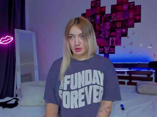 MikkiShows webcam