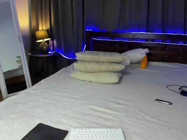 MikkiShows webcam