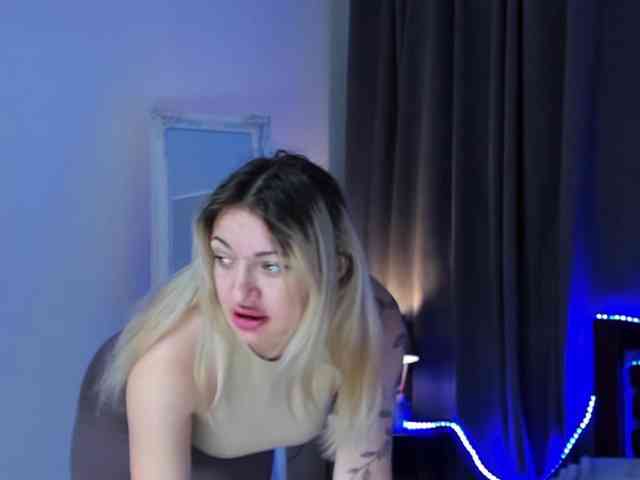 MikkiShows webcam
