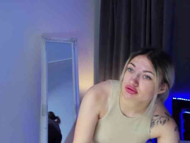 MikkiShows webcam