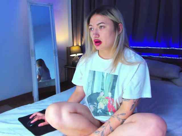 MikkiShows webcam