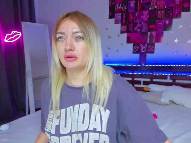 MikkiShows webcam