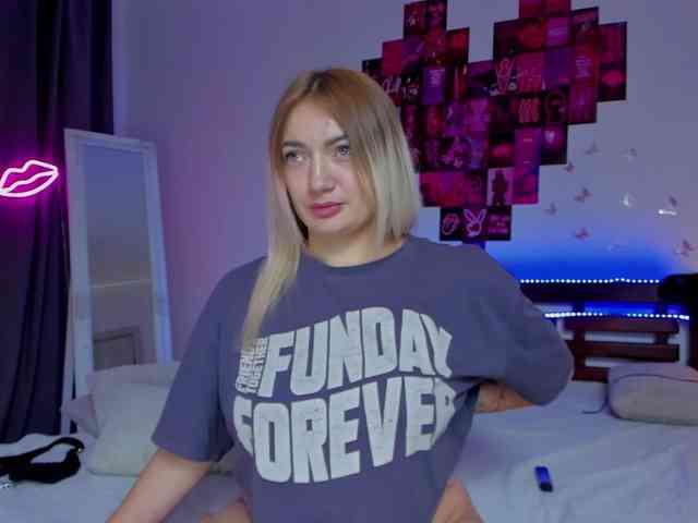 MikkiShows webcam