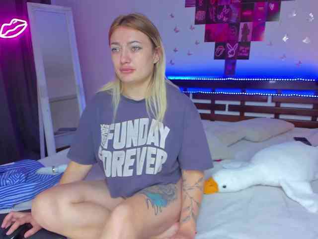 MikkiShows webcam