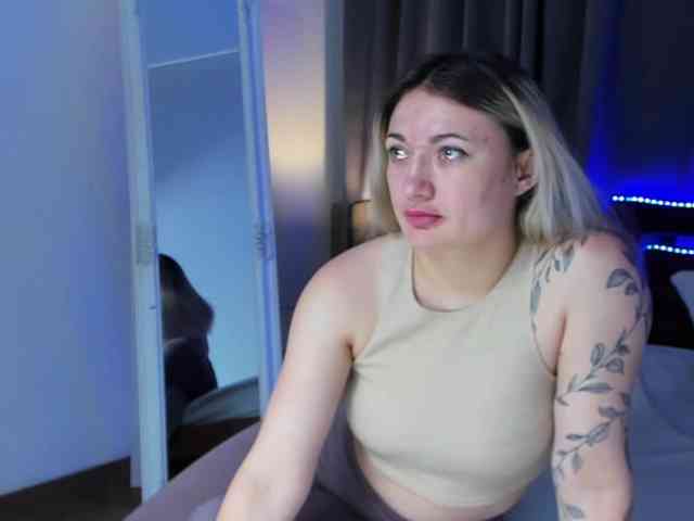 MikkiShows webcam