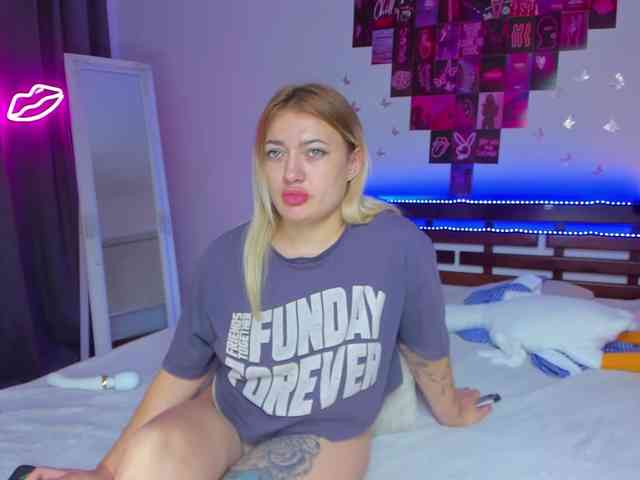 MikkiShows webcam