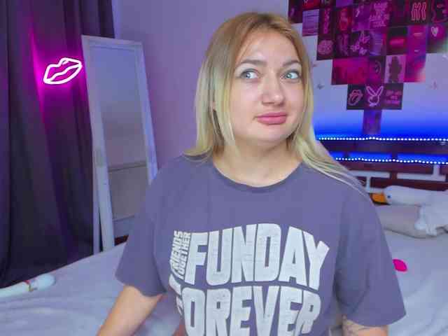 MikkiShows webcam