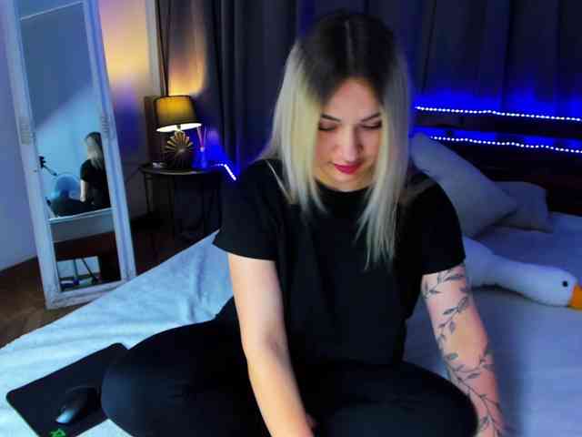 MikkiShows webcam