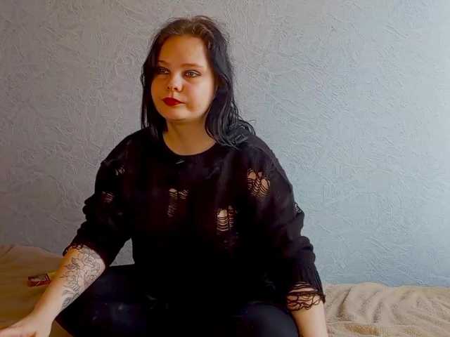 SweetPiggy13's BongaCams show and profile