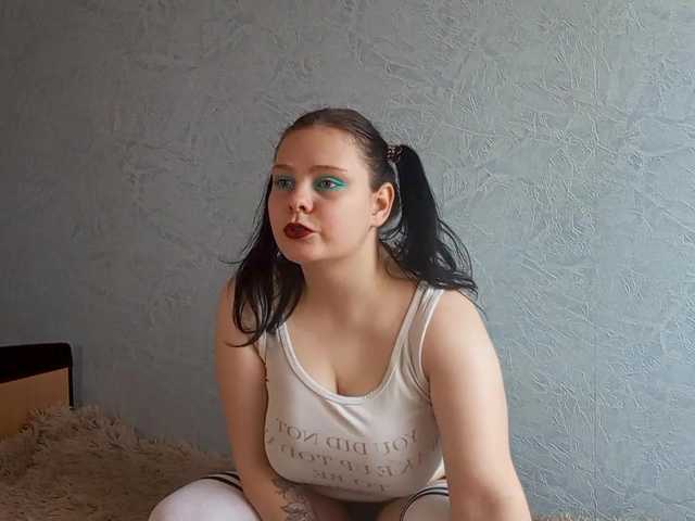 SweetPiggy13's BongaCams show and profile