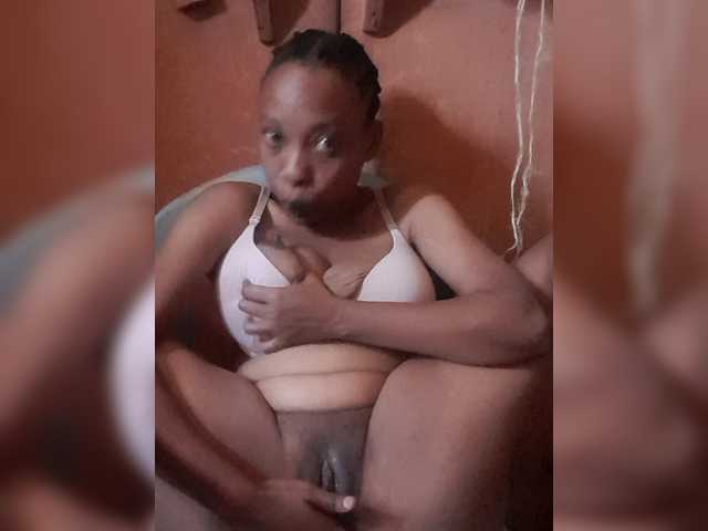 Hennesy-Camila's BongaCams show and profile