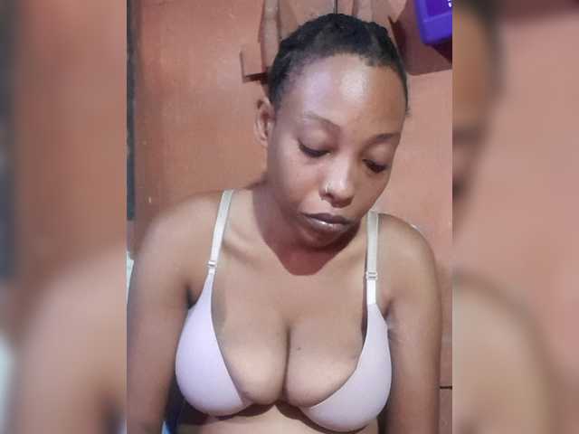 Hennesy-Camila's BongaCams show and profile