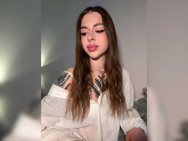 le modèle Kris- est en webcam porno dans un show sur le site bongacams, il possède les tags suivants: White/Caucasian,Brunette,Shaved