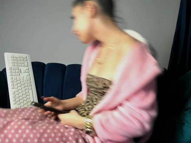 LucyLips live cam profile