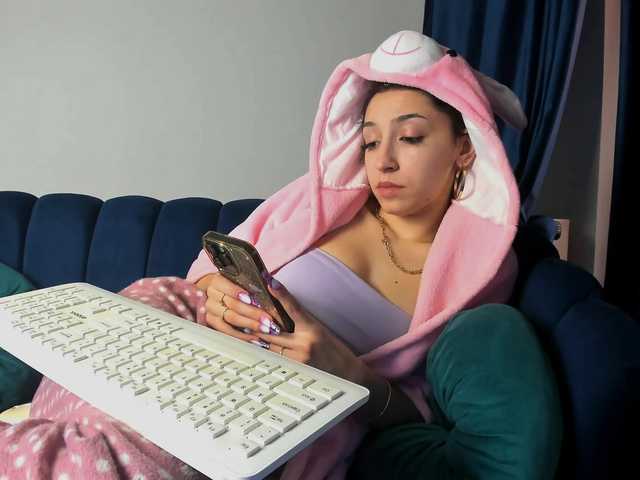 LucyLips's BongaCams show and profile