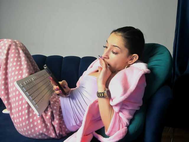 LucyLips's BongaCams show and profile