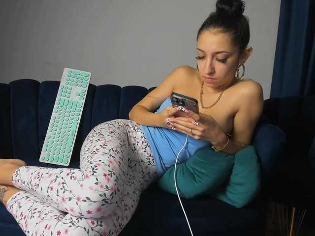 LucyLips webcam