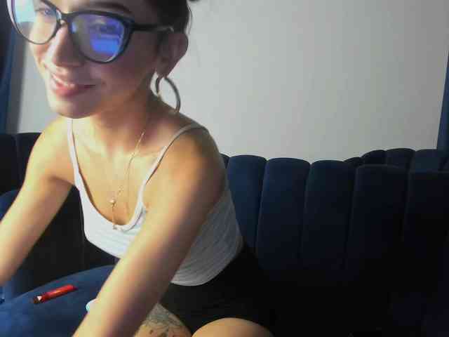 LucyLips webcam