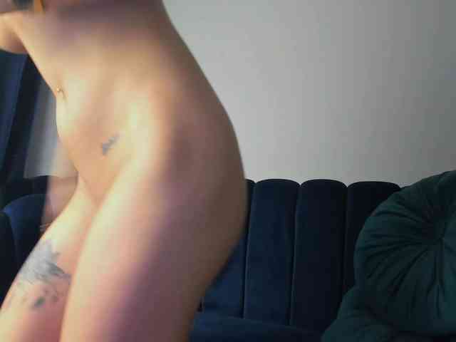 LucyLips webcam